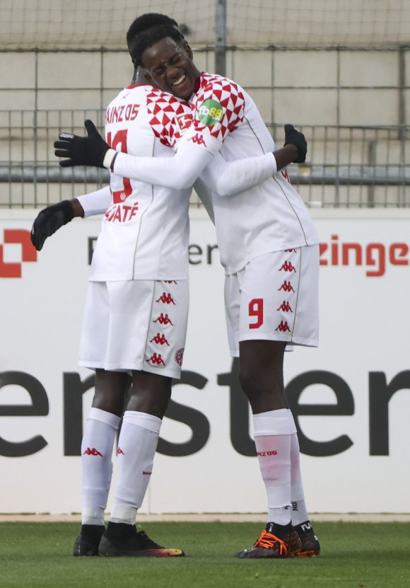 Auch Kapitän Moussa Niakhaté freute sich mit Jean-Philippe Mateta über dessen Tore in Freiburg.