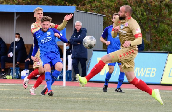 Beim Mainzer Derby der Regionalliga trafen sich der TSV Schott (l. Jost Mairose) und die U23 der 05er (r. Giuliano Modica) am 17. Oktober noch unter gleichen Bedingungen. Aktuell genießt das Bruchwegteam einen Sonderstatus und darf trainieren.