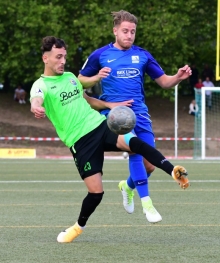 Am ersten Spieltag trafen der TSV Schott (r. Tim Müller) und Eintracht Stadtallendorf aufeinander. Jetzt ziehen die beiden Klubs mit vier anderen vor Gericht.