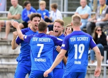 Wenn sie schon spielen müssen, wollen die Schott-Fußballer (v.l. Jonas Raltschitsch, Tolga Demirba, Tim Müller, Jost Mairose, Christian Hahn) wenigstens einen Sieg bejubeln.