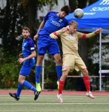 Jonas Raltschitsch (M.) sieht die Stellung, die der Fußball einnehmen will, kritisch.