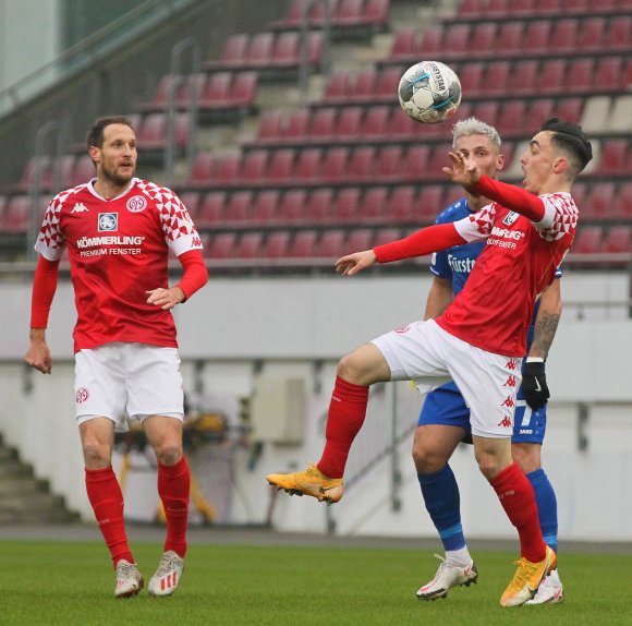 Jungprofi Paul Nebel (r.) spielte im Sturm der 90 Minuten durch, erst neben Marlon Mustapha, schließlich neben Simon Brandstetter.