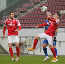 Jungprofi Paul Nebel (r.) spielte im Sturm der 90 Minuten durch, erst neben Marlon Mustapha, schließlich neben Simon Brandstetter.