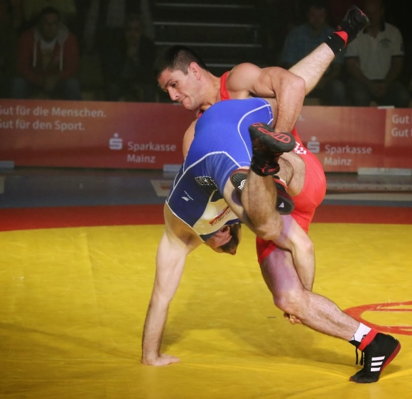 Ein Sieg fehlte George Bucur (rot) zum Einzug in den Kampf um Bronze.