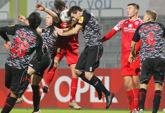 Selten war die hintere Kette der U23 (am Ball: Jonas Fedl, rechts Nils Gans) gegen die Koblenzer so gefordert wie in dieser Szene, den allergrößten Teil der Gästeangriffe fingen die Mainzer frühzeitig ab. 