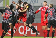 Selten war die hintere Kette der U23 (am Ball: Jonas Fedl, rechts Nils Gans) gegen die Koblenzer so gefordert wie in dieser Szene, den allergrößten Teil der Gästeangriffe fingen die Mainzer frühzeitig ab. 