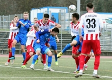 Gegen die TuS RW Koblenz wollen sich Lars Hermann (2.v.l.), Silas Schwarz (M.) und der TSV Schott nicht wieder durch frühe Gegentreffer nach unten drücken lassen.