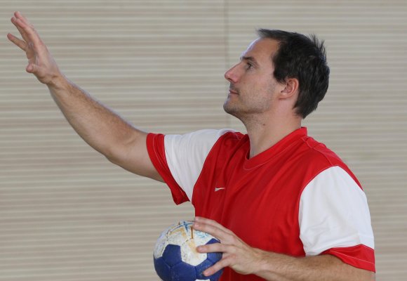 Florian Bauer wird die Bundesliga-Handballerinnen des FSV Mainz 05 zur Not auch in die Zweite Liga begleiten. Noch aber hat der Trainer die Hoffnung auf den Klassenverbleib nicht aufgegeben.