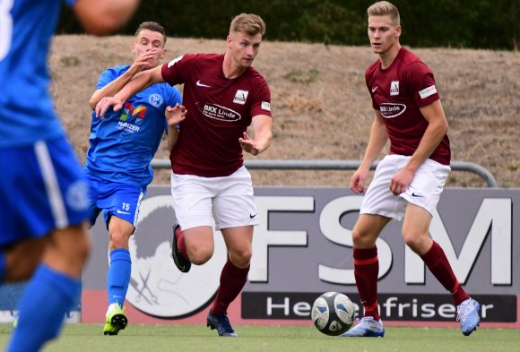 Für Luca Baderschneider (Mitte, im Testspiel gegen den SV Gonsenheim) reichte es in der laufenden Saison nicht zu einem Einsatz in der Regionalliga. Grund für den Wechsel des Linksverteidigers zum SC Idar-Oberstein ist aber die Nähe zu seinem Arbeitsplatz.