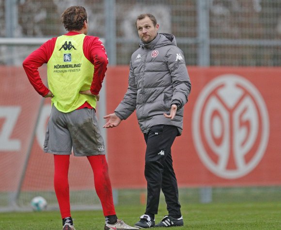 Ádám Szalai (l.) ist neben Stefan Bell der letzte Profi im Mainzer Kader, mit dem der neue Cheftrainer Bo Svensson (r.) noch zusammen gespielt hat.