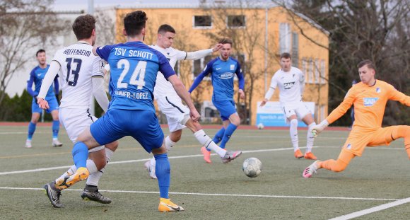 Ein dynamischer Antritt von Kennet Hanner Lopez (Nummer 24) zur Grundlinie und ein überlegtes Zuspiel in den Fünfmeterraum auf Jost Mairose brachte dem TSV Schott die Führung nach 20 Minuten ein.