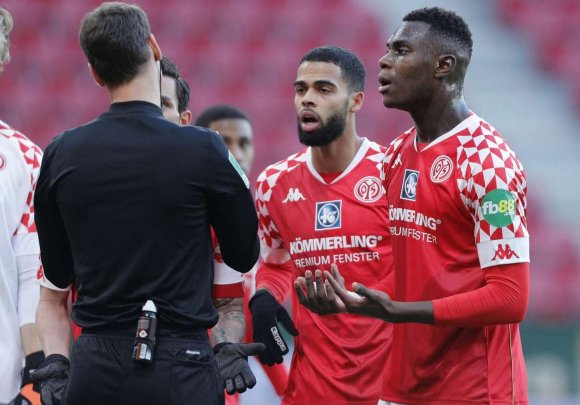 Nix zu machen: Bastian Dankert nahm seine Elfmeterentscheidung gegen Moussa Niakhaté (r.) nicht zurück.