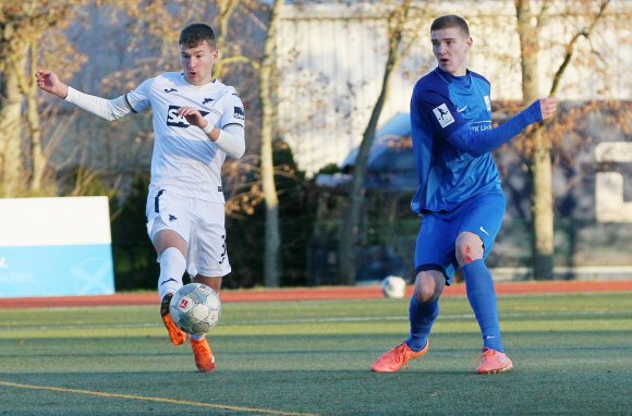 Innenverteidiger Dominik Ahlbach (r.) muss am Dienstagabend gelbgesperrt aussetzen.