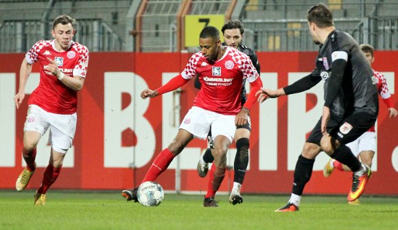 Das Sturmduo der U23 bildeten diesmal Marlon Mustapha und Lucas Hermes (l.). Mustapha brachte das Team kurz vor der Pause in Führung.
