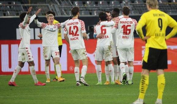 Erling Haaland glaubt kaum, was er sieht: Die 05er bejubeln das von Levin Öztunali (im Pulk 3.v.r.) erzielte 1:0.