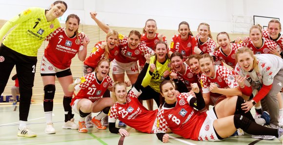Dieses Erlebnis kann den 05-Handballerinnen schon mal niemand mehr nehmen: Für die Neuzugänge war der Erfolg gegen die Ketscher Bären der erste Bundesligasieg mit dem Mainzer Team, für die, die länger dabei sind der erste Heimsieg der Bundesligageschichte des Vereins.