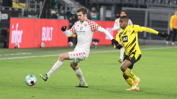 Stefan Bell spielte in Dortmund auch gegen Bundesligayoungster Youssouffa Moukoko all seine Routine aus.
