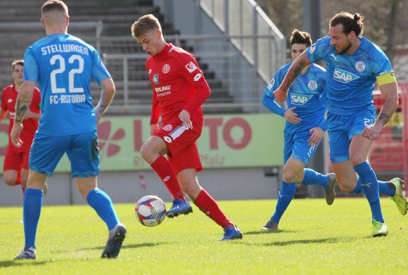 Im letzten Heimspiel vor dem Saisonabbruch im März unterlag die U23 des FSV Mainz 05 Astoria Walldorf mit 0:1. Ob Thomas Rekdal (Mitte) beim Wiedersehen wie damals und zuletzt beim FSV Frankfurt es wieder in die Anfangsformation von Bartosch Gaul schafft, bleibt abzuwarten.  