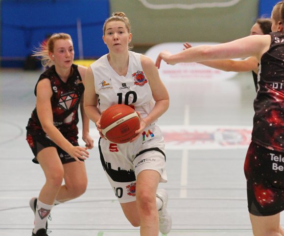 Nach zwei Monaten Pause sieht es so aus, als sollten die ASC-Basketballerinnen (am Ball: Patricia Sagerer) am Samstag bei Jahn München antreten.