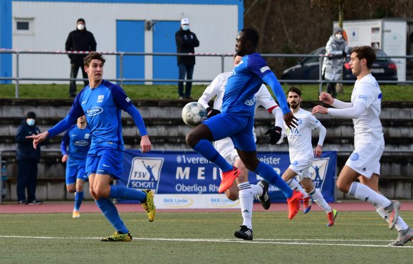 Viel gelang Raphael Assibey-Mensah (M.) am Samstag nicht. Immerhin traf der Schott-Stürmer zum 1:1...