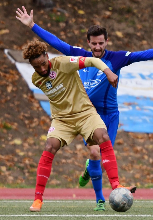 Cyrill Akonos bisher letzter Einsatz in der U23 der 05er war nicht sein bester. Im Derby beim TSV Schott machte er im Oktober gegen die Defensive des Aufsteigers (hinten: Konstantin Friing) keinen Stich. Nun darf der 20-Jährige sein Glück in der Dritten Liga versuchen.