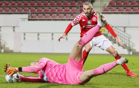 Simon Brandstetter hatte im Heimspiel gegen Astoria Walldorf viel zu selten den Ball am Fuß. Gegen die deutlich stärkere Defensive der Offenbacher Kickers müssen die Mainzer sich etwas einfallen lassen, um zu Offensivszenen zu kommen.