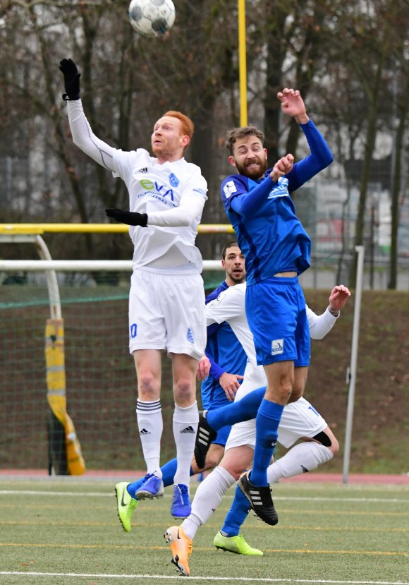 Für den TSV Schott (r. Nicklas Schlosser, im Duell mit dem Alzenauer Nils Fischer) wird es gegen den FK Pirmasens in erster Linie auf eine entschlossene Zweikampfführung ankommen.