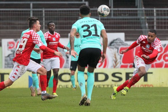 Gegen eine spielstarke Offenbacher Mannschaft erarbeitete die Mainzer U23 (links Romario Roesch, rechts Marlon Mustapha) sich einen guten Part bei den Spielanteilen.