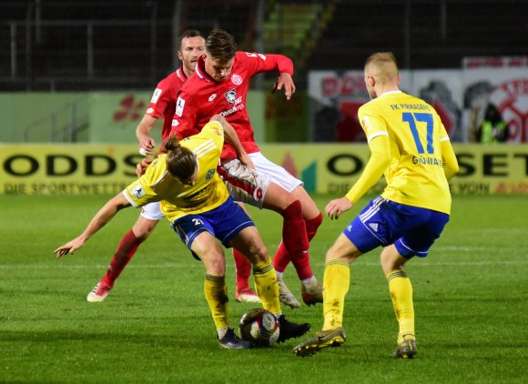 Beim wilden 4:4 gegen den FK Pirmasens im November 2019 spielte Oliver Wähling (Mitte, rotes Trikot) mit drei Torvorlagen und einem verschossenen Strafstoß eine entscheidende Rolle. Beim erneuten Aufeinandertreffen am Dienstag muss der an einer Bänderverletzung leidende Mittelfeldoffensivmann zuschauen. 