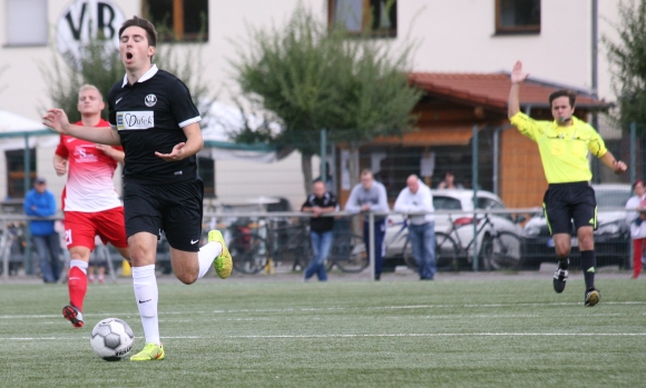 Wenn er nicht gerade zu seinem Entsetzten zurückgepfiffen wird, wie hier im Heimspiel gegen die TSG Hechtsheim, dann ist Norman Loos schell mal weg durch die Mitte und macht sein Tor. So war es im Pokalspiel gegen Alemannia Waldalgesheim, und so war es nun auch beim Siegtreffer beim VfR Grünstadt.