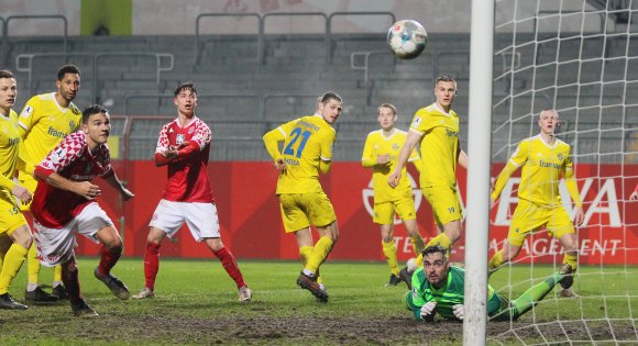 Romario Roesch und Tobias Mißner (rote Trikots, v. l.) schauen dem Ball hinterher, der am Pfosten vorbeifliegen wird. 