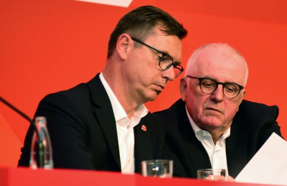 Vereinsvorsitzender Stefan Hofmann (l.) und Aufsichtsratschef Detlev Höhne müssen bis Sommer warten, bevor sie sich erneut zur Wahl stellen können.