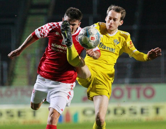 Neben dem Laufduell dürfen die Fütterer der Angriffsreihe wie Romario Roesch (l.) auch mal den langen Ball wagen, ohne sich den Ärger des Trainers zuzuziehen. Angesichts der schwierigen Platzverhältnisse in den Stadien hat der feine Kombinationsfußball gezwungenermaßen gerade Winterurlaub.