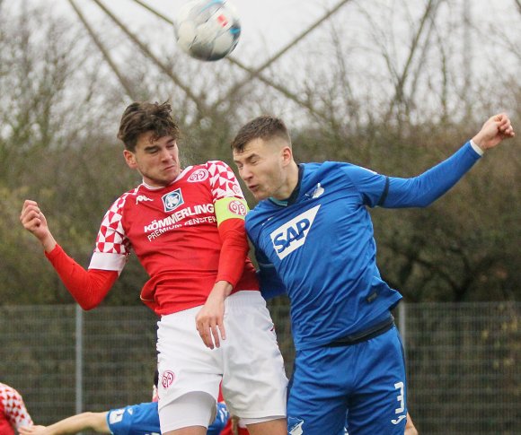 Die Kopfbälle von Jonas Fedl waren im harmlosen Mainzer Angriffsspiel noch die beste Annäherung an einen Treffer, auch wenn dieser Ball deutlich über das Tor flog.