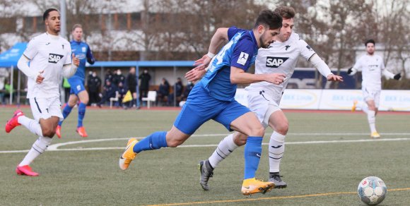 Kennet Hanner Lopez (vorne) dürfte in Freiburg von Beginn an für den TSV Schott stürmen.