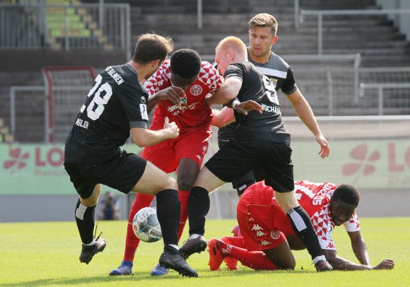 Eng wird es schnell, wenn man, wie hier Michael Akoto beim 2:1-Erfolg im Heimspiel, durch die Defensivformation der TSG Balingen zu arbeiten versucht.