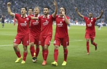Stark gekontert: Doppeltorschütze Shinji Okazaki (l.) bejubelte mit seinen Mannschaftskameraden seinen zweiten Treffer zum 3:1-Sieg im Berliner Olympiastadion.