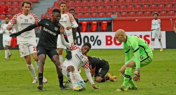 Alleine Leandro Barreiro (M.) hätte die Leverkusener frühzeitig knacken können.