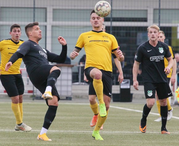 Mag Marco Streker in dieser Szene des Spiels gegen die TuS Marienborn II auch mit geschlossenen Augen zum Ball gehen: Von Fußballmüdigkeit spürt er nichts.