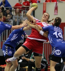 Die Gästeabwehr machte es den Mainzer Angriff (im roten Trikot Jana Heßler) enorm schwer sich durchzuwühlen. Das war der entscheidende Unterschied zwischen den beiden Mannschaften bei der Auftaktniederlage der 05erinnen.