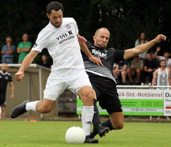 Marian Saar (r., gegen den Zornheimer Manuel Henss) wird spielender Kotrainer des VfR Nierstein.