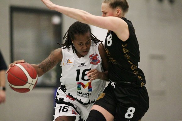 Tamika Lipford (l.) und die ASC-Basketballerinnen warten 2021 noch auf den ersten Sieg.