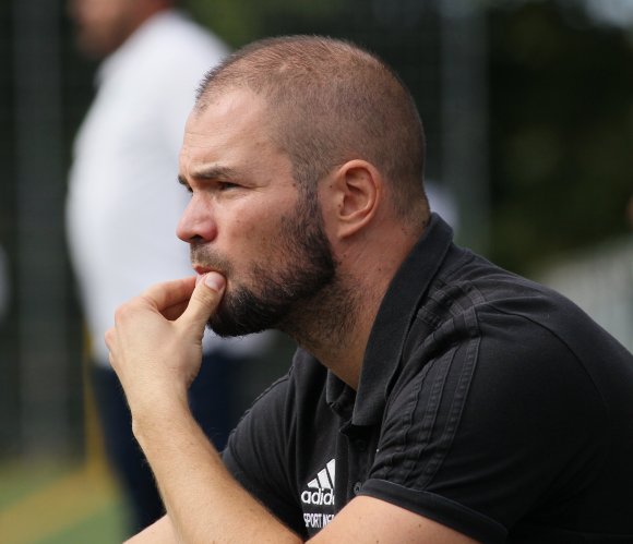 Glaubt nicht an einen Restart und wünscht sich ein klares Signal des Verbands: Simon Melles, der Trainer des SV Zornheim.