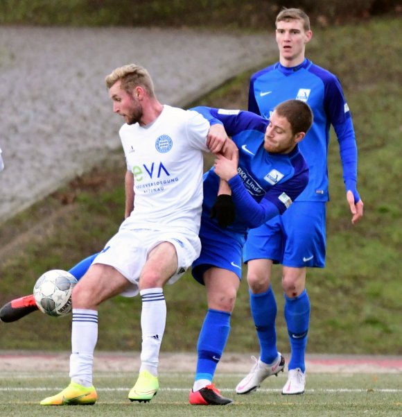 Für Dominik Ahlbach (r.) und Tim Müller (M.) endete das Spiel in Homburg mit Gelb-Roten Karten.