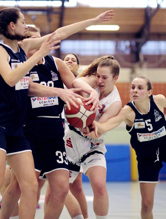 Keinen Ball verlorengeben: Alina Dötsch schnappte sich neun Rebounds.