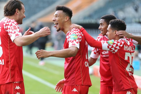 Da bleibt dir doch die Spucke weg: Karim Onisiwo (2.v.l.) erzielte in Gladbach sein zweites Saisontor. Über das 1:0 freuen sich auch Ádám Szalai (l.), Leandro Barreiro und Phillipp Mwene.