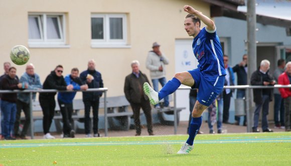 Lukas Schwank bietet zweimal wöchentlich ein Fitnessprogramm für die Fußballer des SV Klein-Winternheim an.