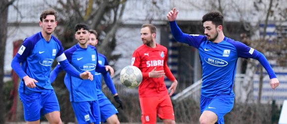 Janek Ripplinger und Etienne Portmann (v. l.) waren nicht dabei, aber Kennet Hanner Lopez traf in Freiburg kurz nach der Pause zum 1:3.