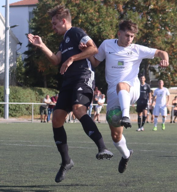 Ob sich Kaan Tuncer (r.) und Sebastian Kühn im Frühjahr noch einmal auf dem Platz begegnen, ist noch nicht geklärt. Ihre Teams VfB Bodenheim und Fontana Finthen befürworten die Saisonfortsetzung in der Landesliga.