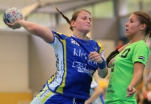 Kreisläuferin Michelle Chwalek kam gegen die PSV Recklinghausen nicht so häufig zum Zug wie in der vorigen Saison gewohn, auch wenn Gegenspielerin Shari Thoms hier ehrfurchtsvoll zurückweich.  